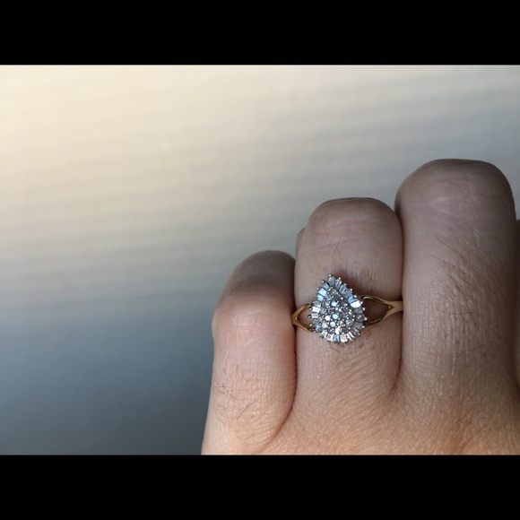 🎉Sale 10KT Yellow Gold Diamond Ring Size: 7 - Picture 4 of 5